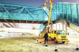 烟台市区天桥、通道完成首轮清刷图片