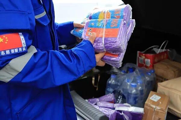 五台山景区： 免费为游客赠送雨衣 温情暖身又暖心