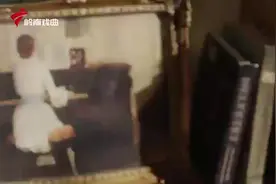 钢琴家杨艺可、广府文化大使伍燕共同演绎《彩云追月》图片