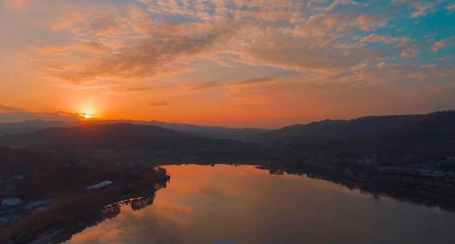 陇南光影三部曲：地下幻境、湖畔流霞与林间诗行