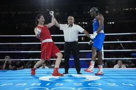 河南宁陵籍姑娘巴黎奥运夺得金牌，视频连线家人展示金牌，家乡人敲锣打鼓庆祝图片