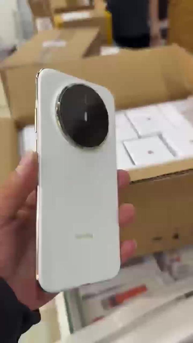 有 SIM 卡槽，华为 Mate 70 Air 真机细节曝光