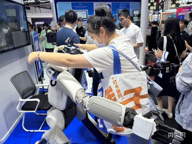 2025世界人工智能大会开幕——经济之声记者探馆：机器人“遛”机器狗，“大脑”平台化让机器人更智能