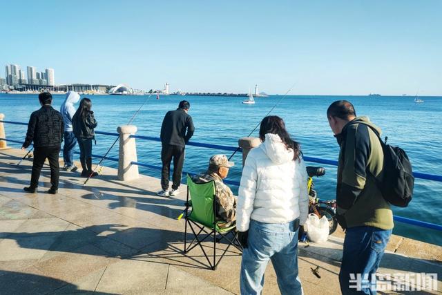 五四广场周末人流如织，秋日暖阳沐浴金色时光