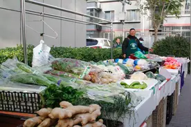 蔬菜车开到楼下！居民足不出院就能买到新鲜蔬果图片