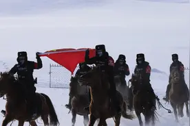 “海东青”骑警：牧民心中的“守护神”图片