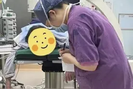 腰椎不适无法入睡聋哑爹爹有苦难言 纸笔交流贴心沟通医护携手祛除病痛图片