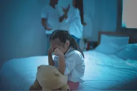 童年缺爱的人，一生都在戒这 3 种瘾图片
