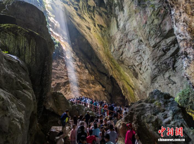 毕节：织金洞迎来避暑旅游高峰
