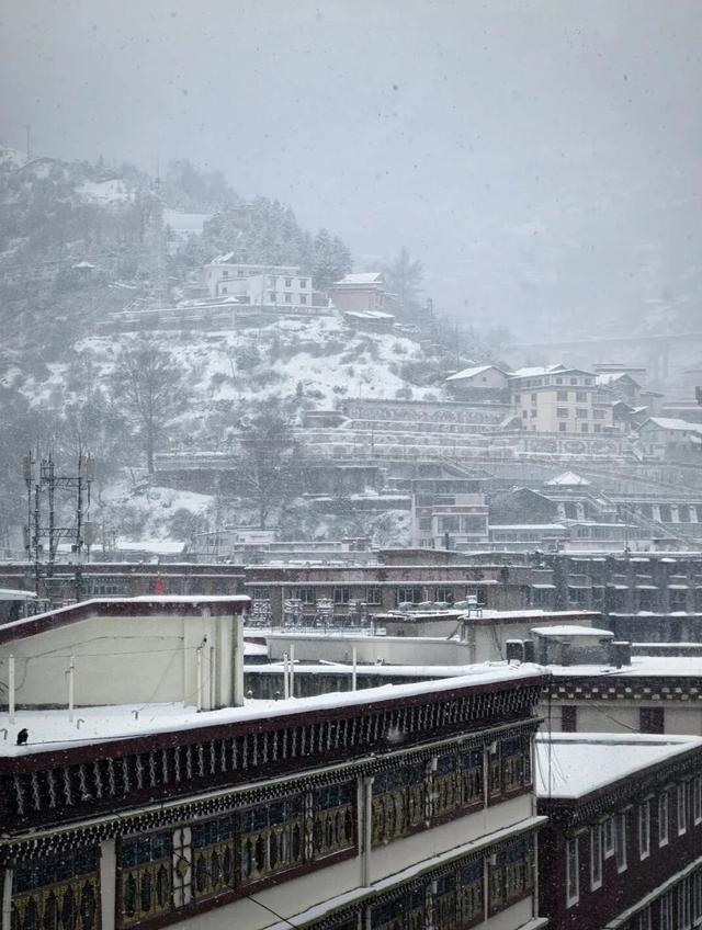 来这个小城看雪泡温泉，美哭了！