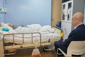 上海一对高龄残疾母子，为何在酒店“流浪”？图片