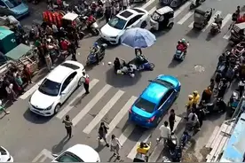 海南一女子因车祸疑心跳骤停，路过协警跪地实施心肺复苏救醒图片