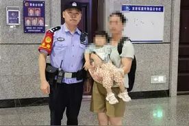 4岁萌娃火车站与妈妈走散 铁警暖心相伴助团圆图片