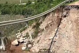 辽宁葫芦岛发生连续性强降雨，部分乡镇通信和道路仍未恢复图片