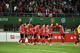 2比1，中乙首胜！成都蓉城B队刮起青春风暴，赛场惊现“彩虹过人”！图片