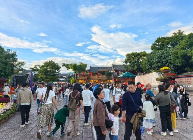 【丽江关注】八方游客点赞丽江古城之美