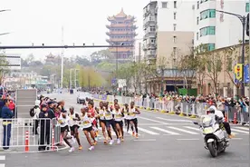 武昌公安为“汉马”跑友全力护航图片