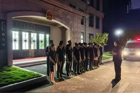 拖欠孩子抚养费，要被拘留马上掏钱！记者跟随李沧法院凌晨出击捉“老赖”图片