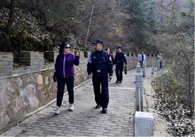 兰州石佛沟的秋日浪漫：不止层林尽染，还有“导游式”民警护你赏秋无忧