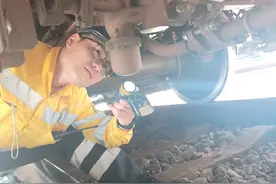 高温下铁路检车员“体检”保畅通图片