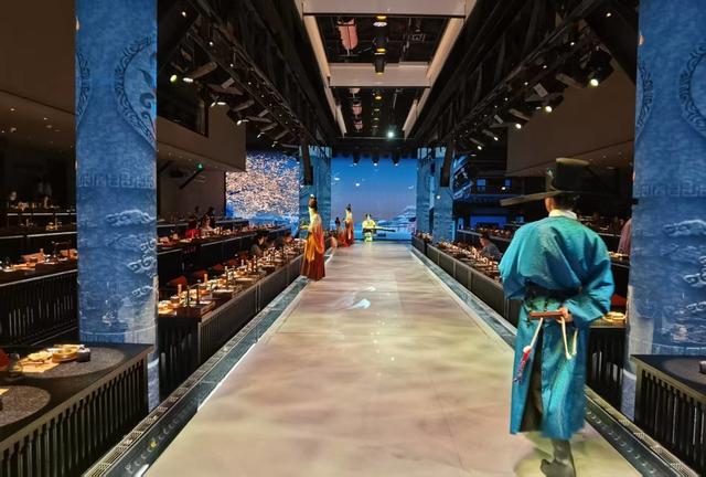 凤冠霞帔，穿越千年，上海特色餐饮集聚街区化身国风体验场