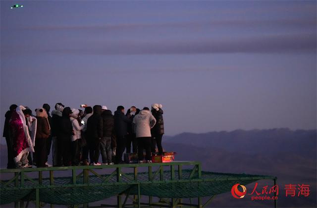 青海同宝山：日出美景引客来