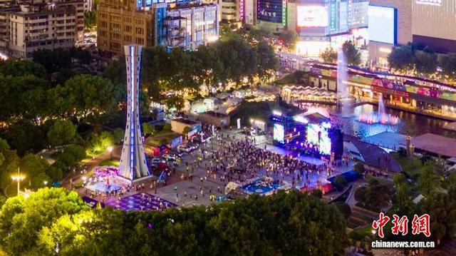 浙江金华：广场音乐季唱响夏日夜生活