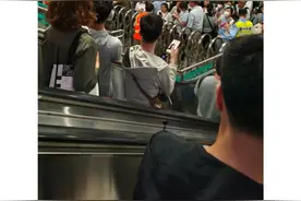 事发早高峰！上海地铁1号线限速！官方通报：乘客背包被夹后动了它！车上此装置勿擅动→图片