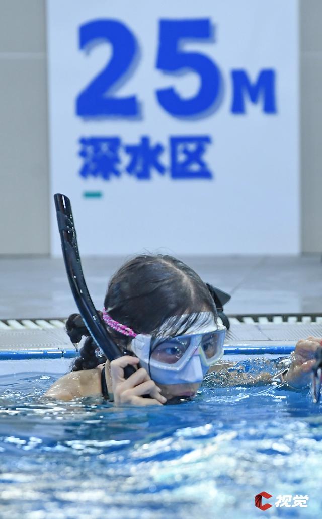 C视觉·镜观(87)︱成都25米深潜水馆暑期爆红！“90后”“00后”扎堆考潜水证，女性学员占七成