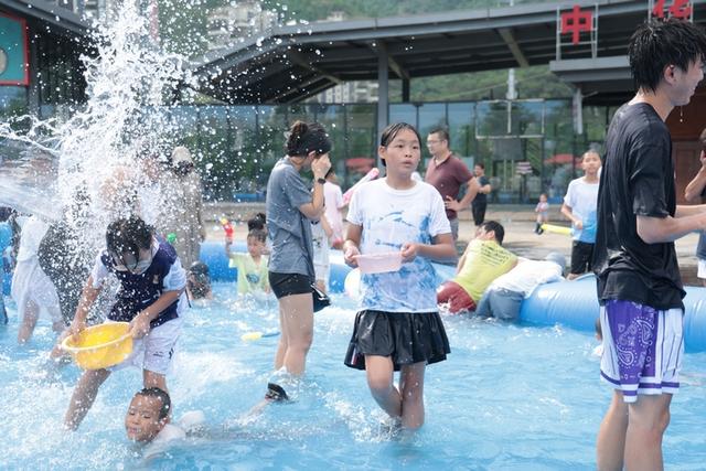 贵州罗甸：泼水活动点燃夏日狂欢 万人共赴清凉之约