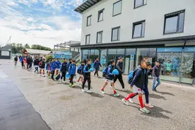 大山里的足球少年，圆梦欧洲杯图片