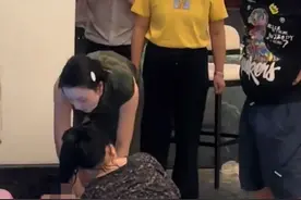 点赞！小孩酒店泳池溺水，“面膜女士”勇敢施救，酒店方回应图片