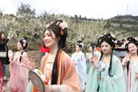 达州市通川区：中华李村花海音乐会暨2025“春游达州”赏花消费季浪漫启幕图片