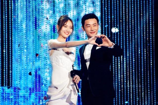 唐嫣一袭黑衣现身罗晋父亲葬礼，唐嫣父亲和明道也到场送别