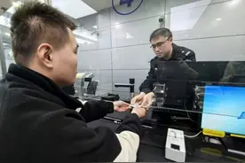 12月1日起，上海警方全面实施临时居民身份证“跨省通办”图片