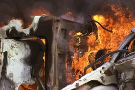 闪电律解｜“老头乐”自燃殃及保时捷豪车，怎么赔？律师：可优先车险索赔图片