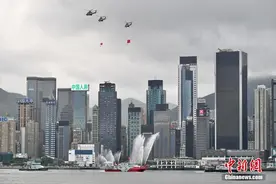 香港特区政府飞行服务队直升机护旗飞行庆回归祖国27周年图片