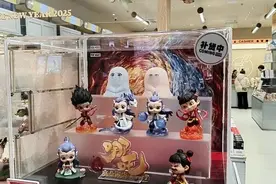 电影《哪吒2》热映带火周边，盲盒卖断货、热门款二手平台溢价图片