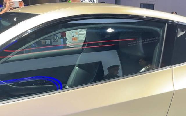 《流浪地球》同款无人卡车、浓缩掉啤酒80%水分的技术、没有方向盘的特斯拉出租车……今年进博会有多酷炫？｜进博Hi科技