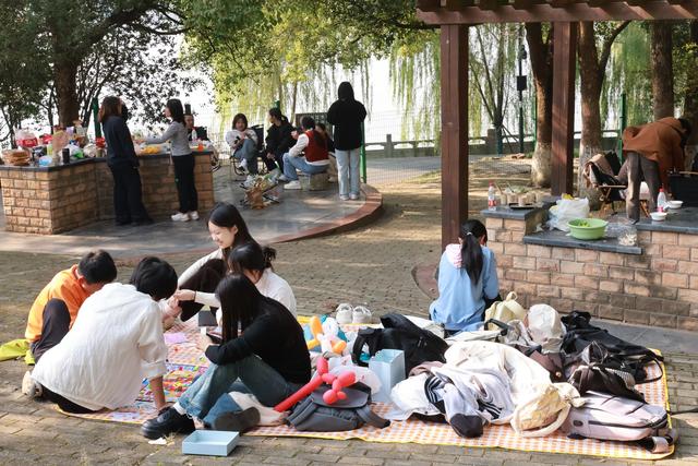 武汉东湖森林烤场正式开业迎客，烧烤节现场人头攒动，音乐会点燃武汉人“回忆杀”