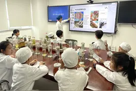 亲子共研医学奥秘！这场活动里孩子们穿上白大褂变身“小医生”图片
