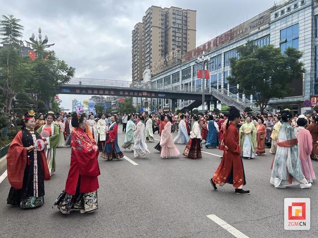 穿越史前邂逅千年风华：自贡国际恐龙文化旅游节富顺巡游燃情启幕
