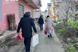 把御寒物品送到家门口，老师想为贫困学生的生活“升温加码”图片