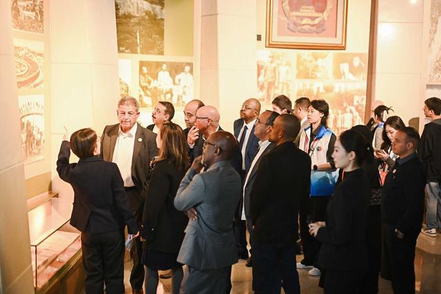 近40位阿拉伯外宾“探馆”山城 关注些什么→