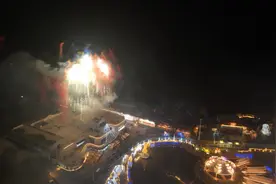 清镇恐龙小镇开启灯光与烟花交织的浪漫之旅图片
