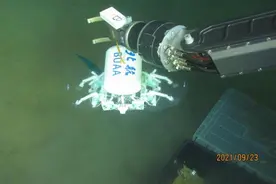 北航小型多模态机器人   朝万米深海进发图片