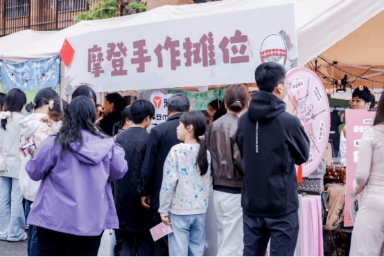 破圈融合！雅迪以摩登创意店开启电动车文化新篇章