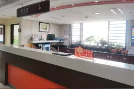 退休阿姨熬夜“掼蛋”后头晕呕吐腿软，医生：当心“后循环缺血”悄悄盯上你！图片