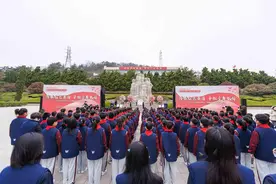 青岛市未成年人“清明祭英烈”活动启动图片