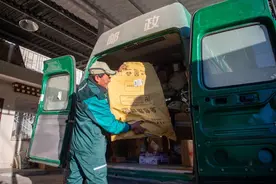 新春走基层丨西藏林芝：“邮快合作”打通乡村快递最后一公里图片